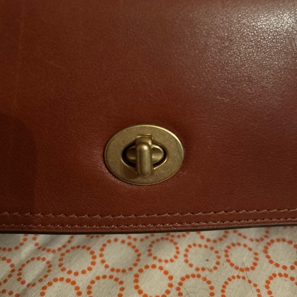 Elegant Brown Leather Crossbody Bag - Picture 3 of 11